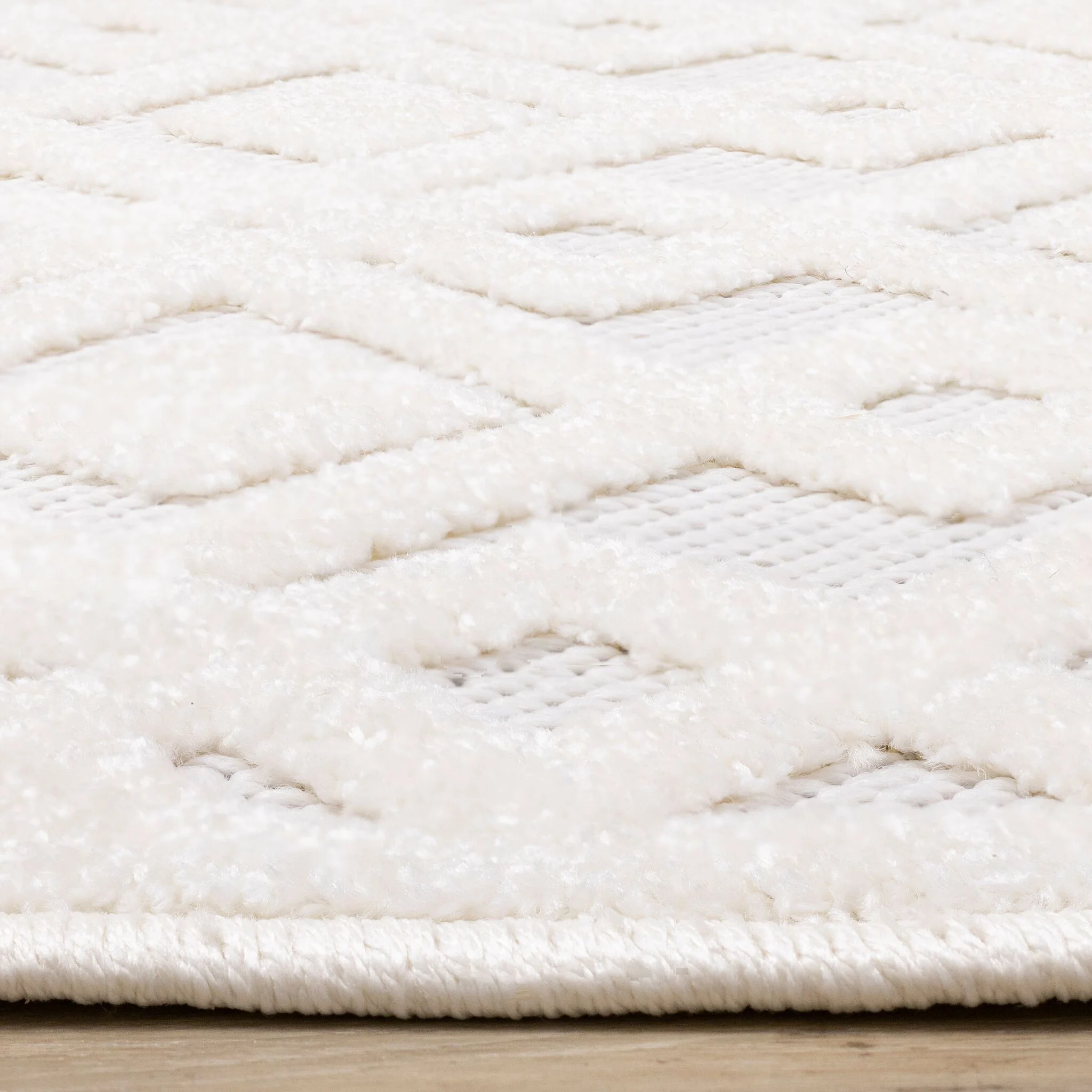 Arctic Echo 5'3" x 7'7" Diamond Area Rug - White - Image 8