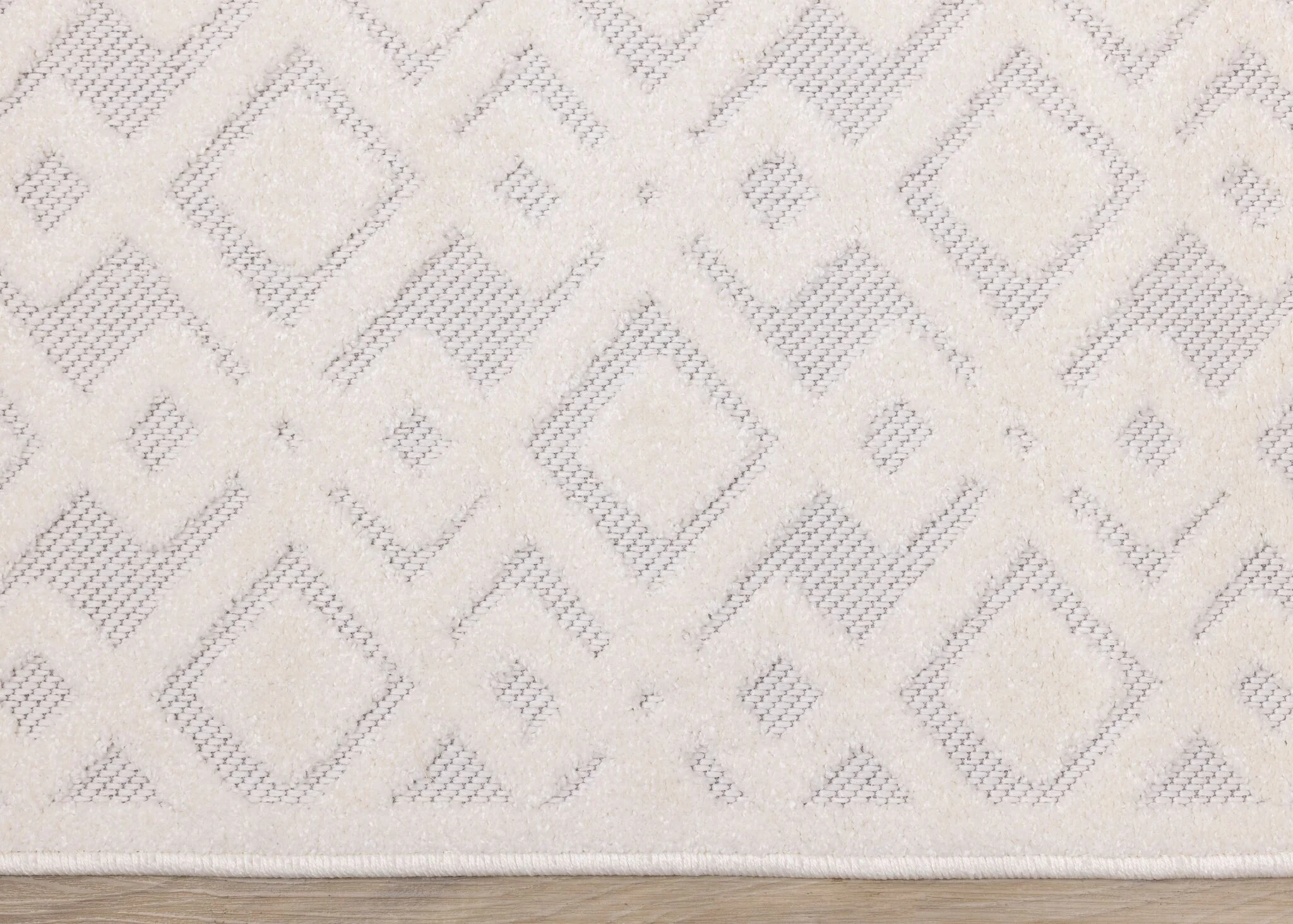 Arctic Echo 6'7" x 9'6" Diamond Area Rug - White - Image 5