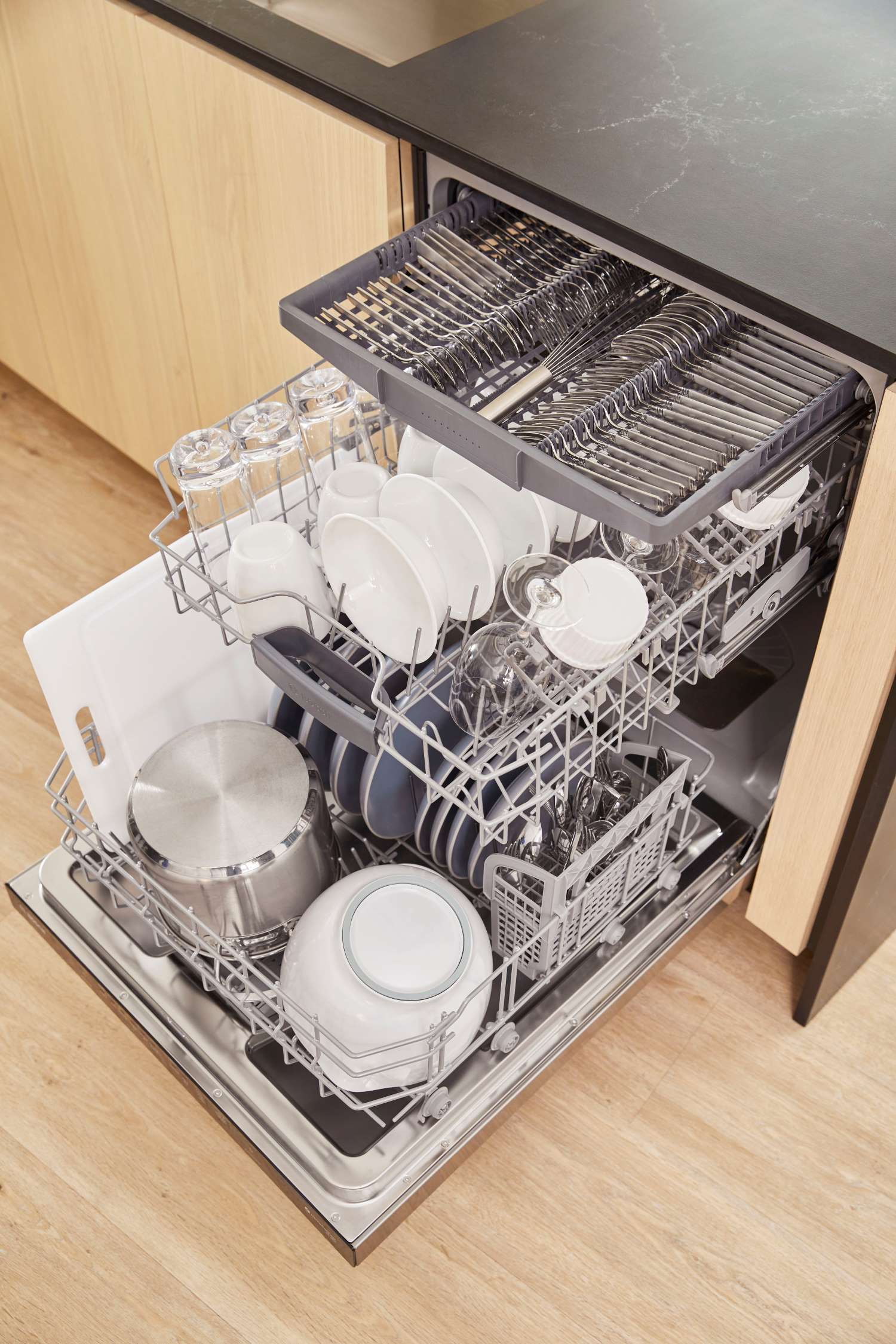 Bosch Stainless Steel Anti Fingerprint 24" Smart Dishwasher with Home Connect, Third Rack - SHX5AEM5N - Image 5