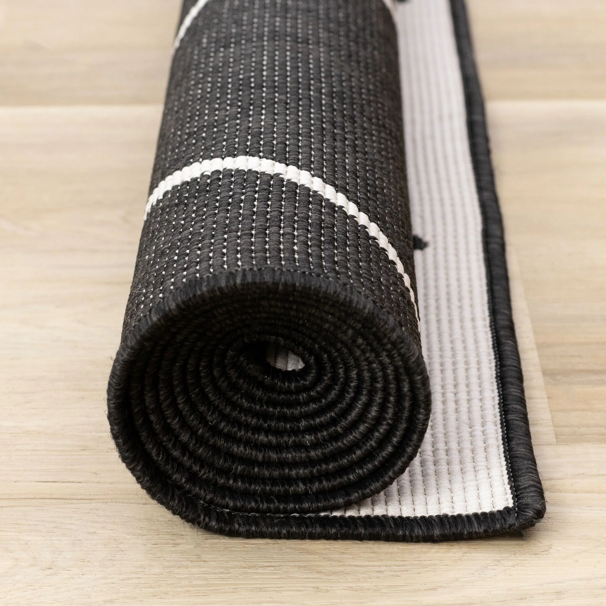 Bristol 5'3" x 7'7" White Black Trellis Reversible Area Rug - White - Image 10