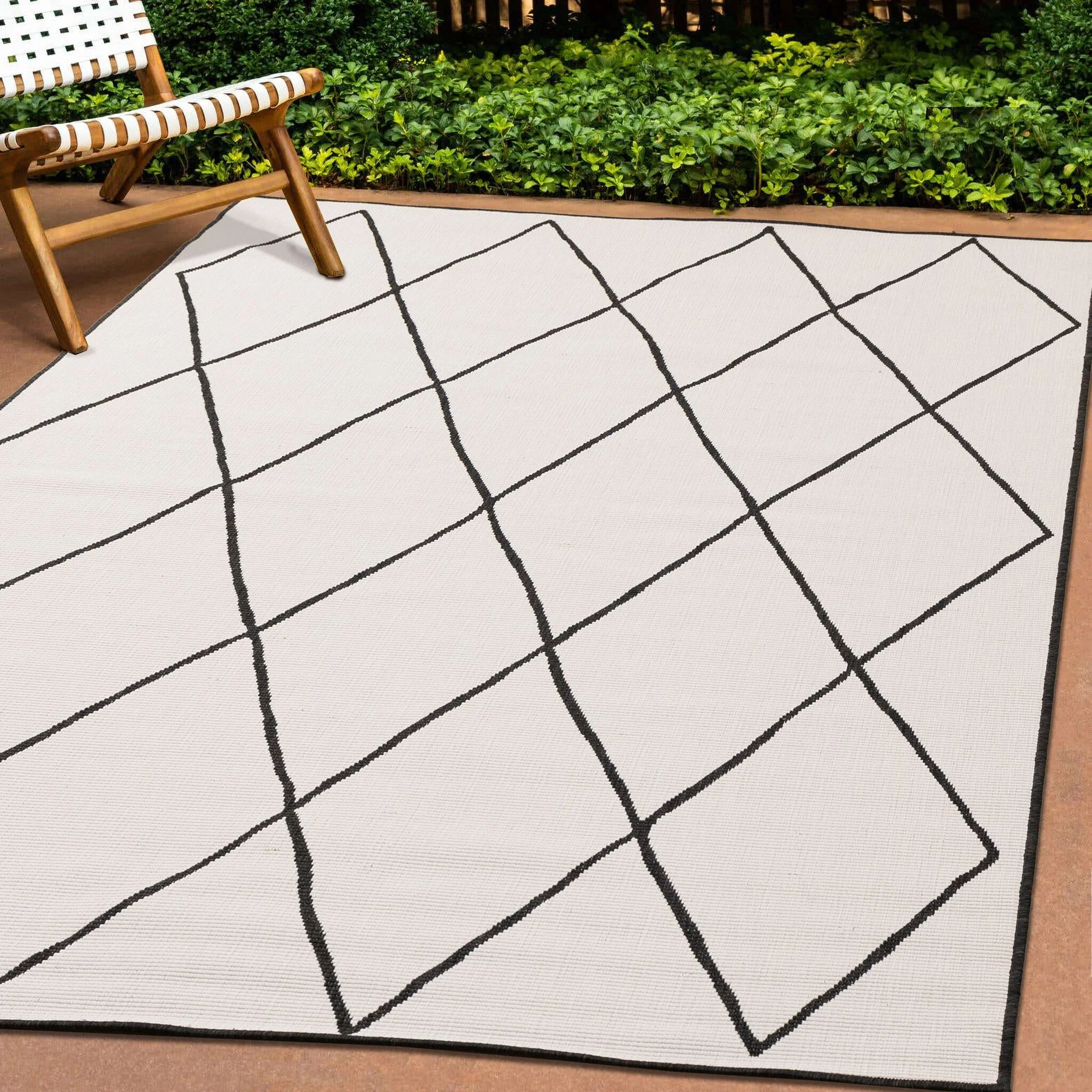 Bristol 5'3" x 7'7" White Black Trellis Reversible Area Rug - White - Image 3