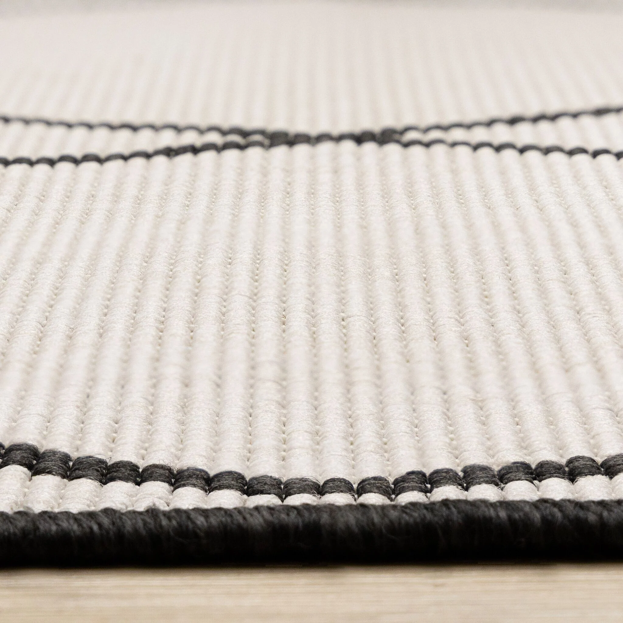 Bristol 5'3" x 7'7" White Black Trellis Reversible Area Rug - White - Image 5