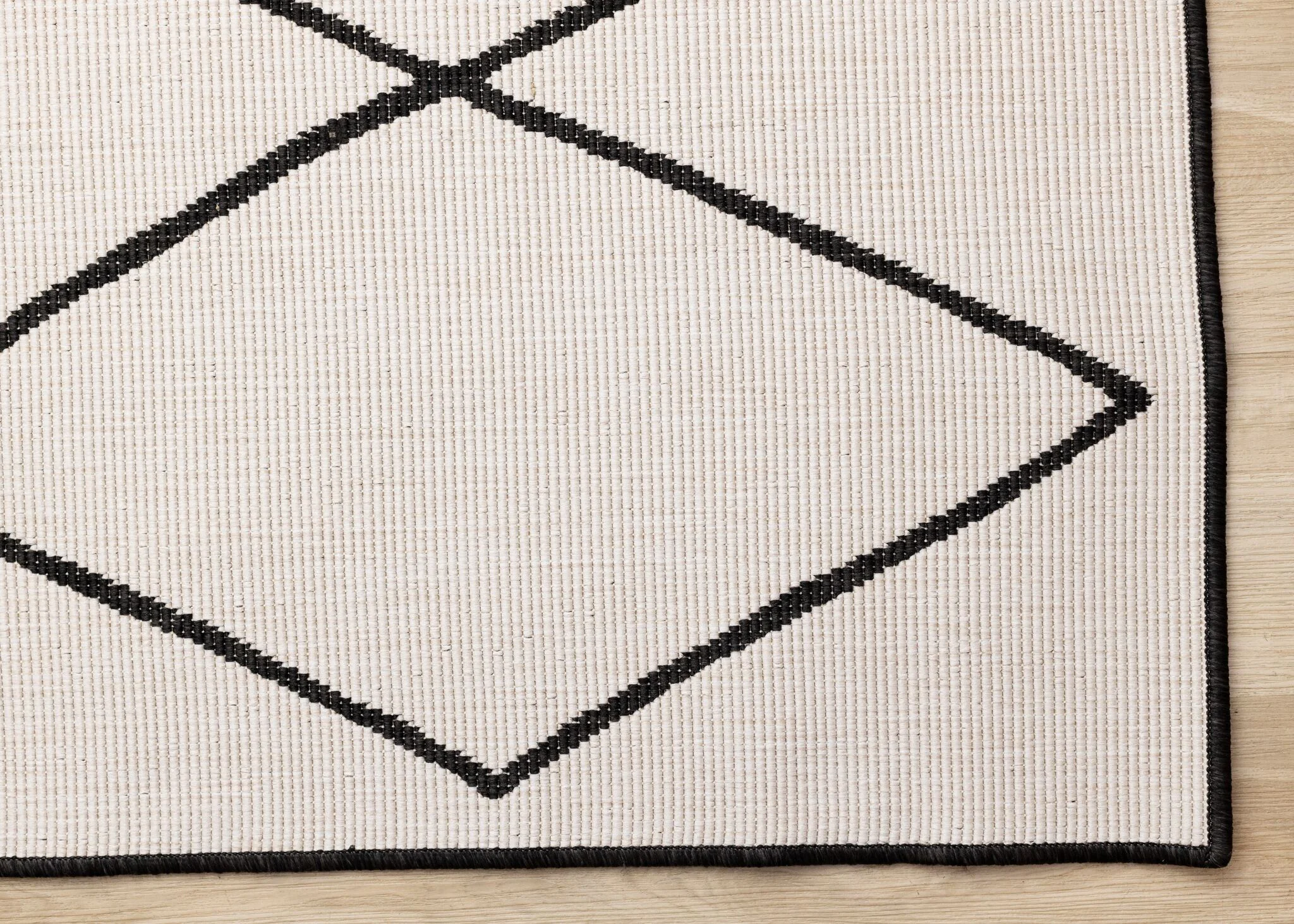Bristol 5'3" x 7'7" White Black Trellis Reversible Area Rug - White - Image 8
