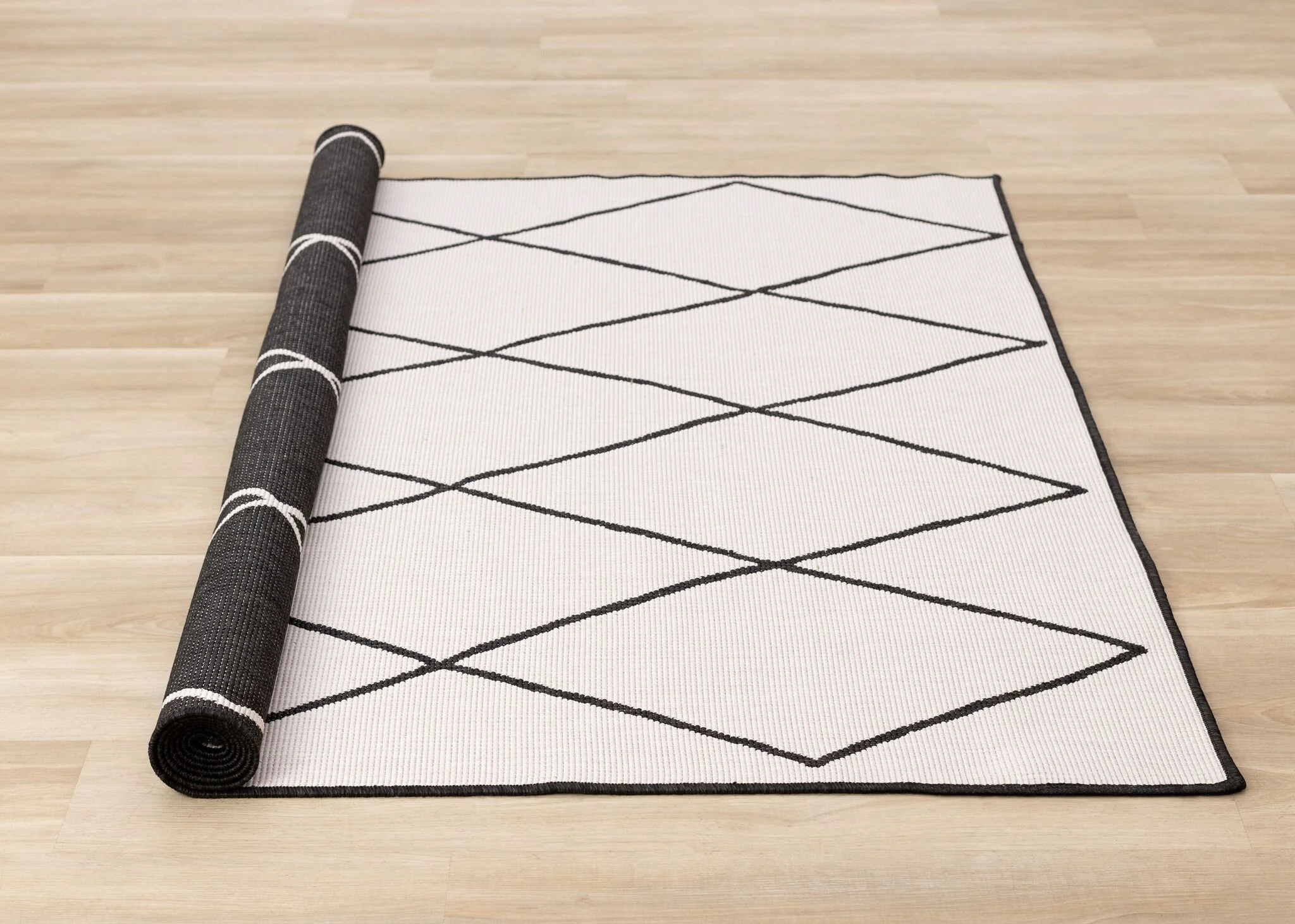 Bristol 6'7" x 9'6" White Black Trellis Reversible Area Rug - White - Image 2