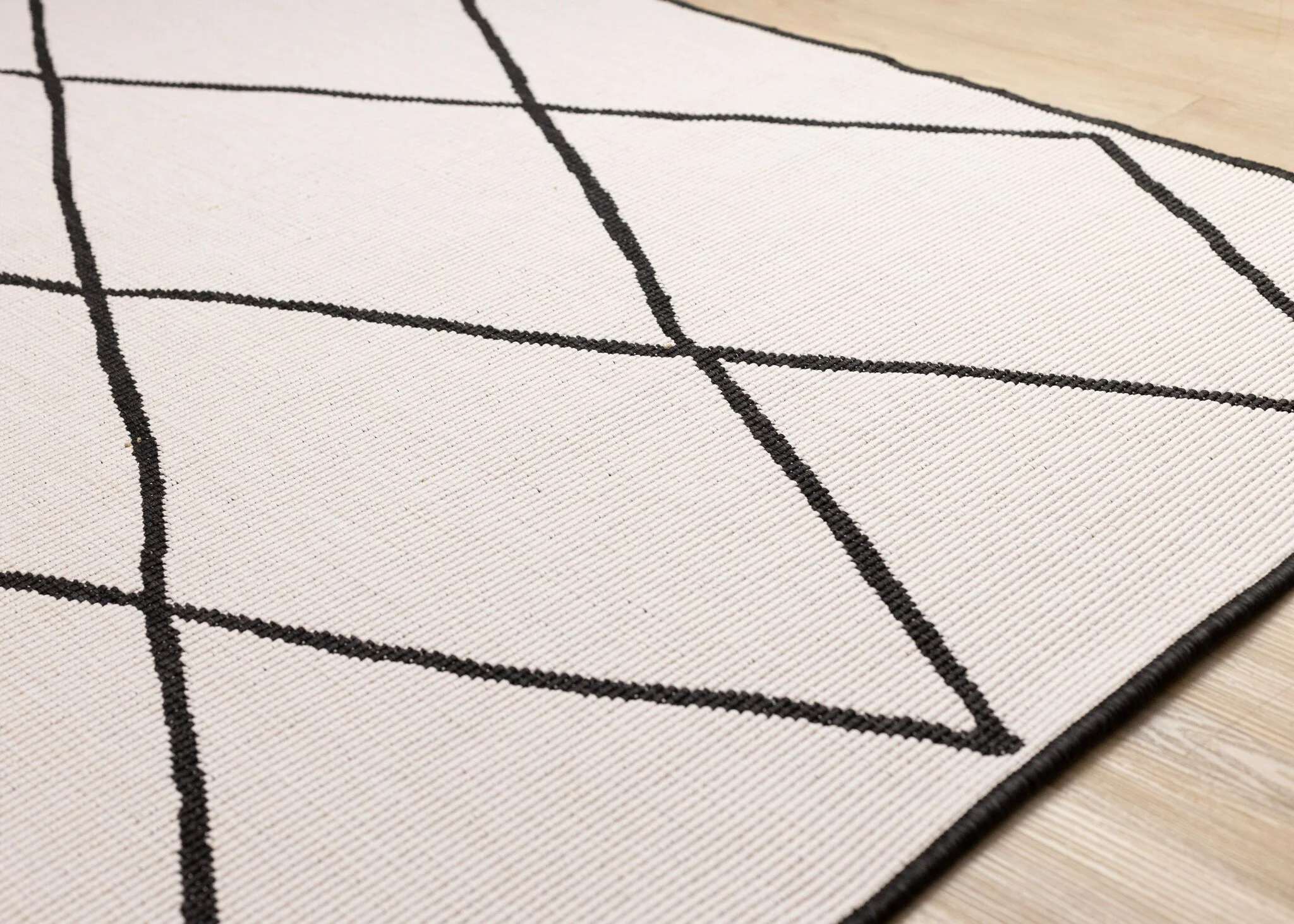 Bristol 6'7" x 9'6" White Black Trellis Reversible Area Rug - White - Image 4