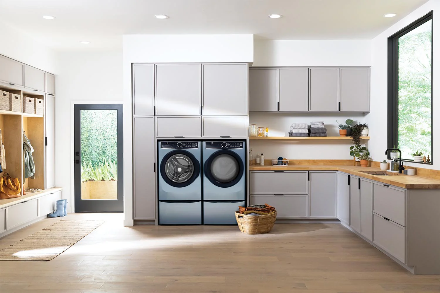 Electrolux Glacier Blue Front Load Washer (5.2 cu. ft) - ELFW7437AG - Image 5