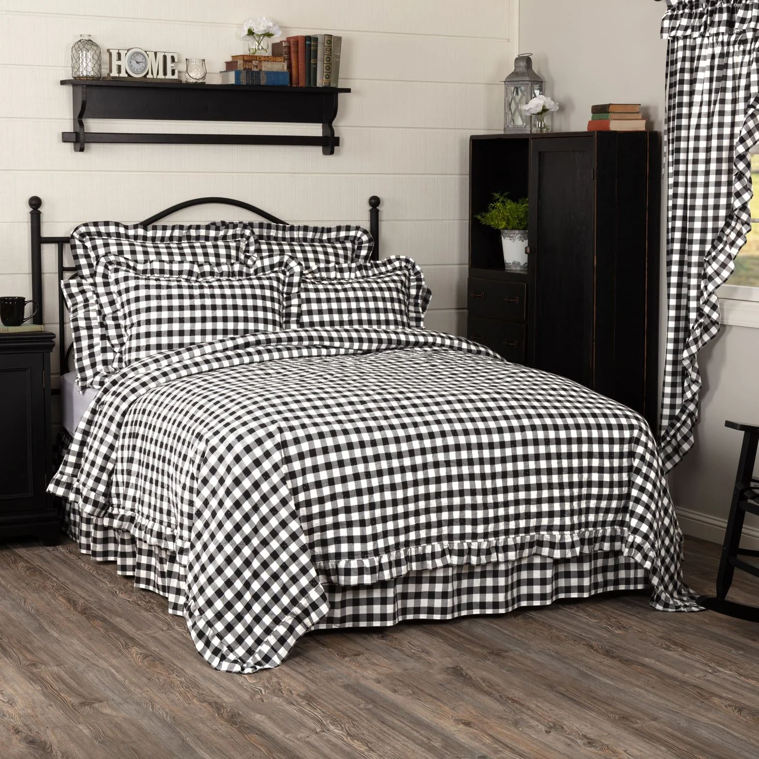 Kuna King Ruffled Quilt - Black/White