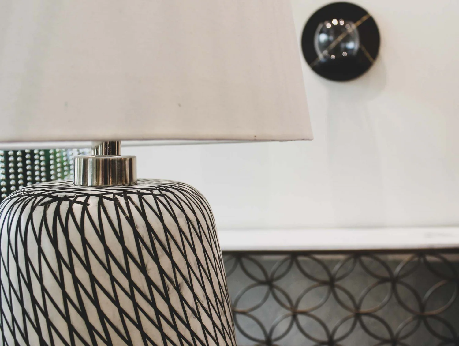 Silvane Swirl Lamp - Beige/Black - Image 4