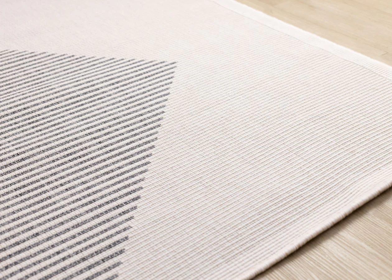 Summer Breeze 5'3" x 7'7" Outdoor Diamond Rug - White, Grey - Image 3