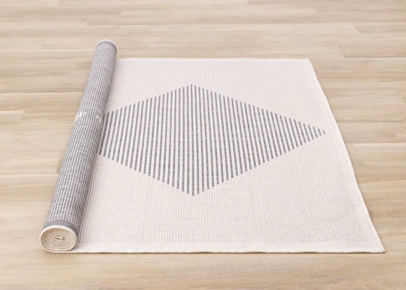 Summer Breeze 5'3" x 7'7" Outdoor Diamond Rug - White, Grey - Image 6