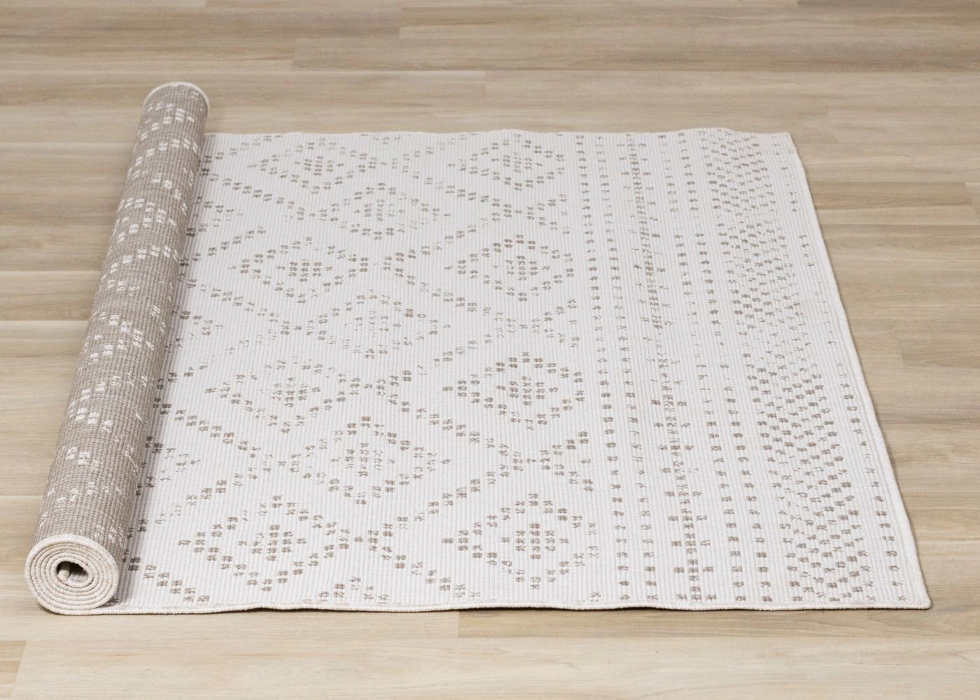 Summer Breeze 5'3" x 7'7" Outdoor Reversible Diamond Pattern - Beige, Cream - Image 6