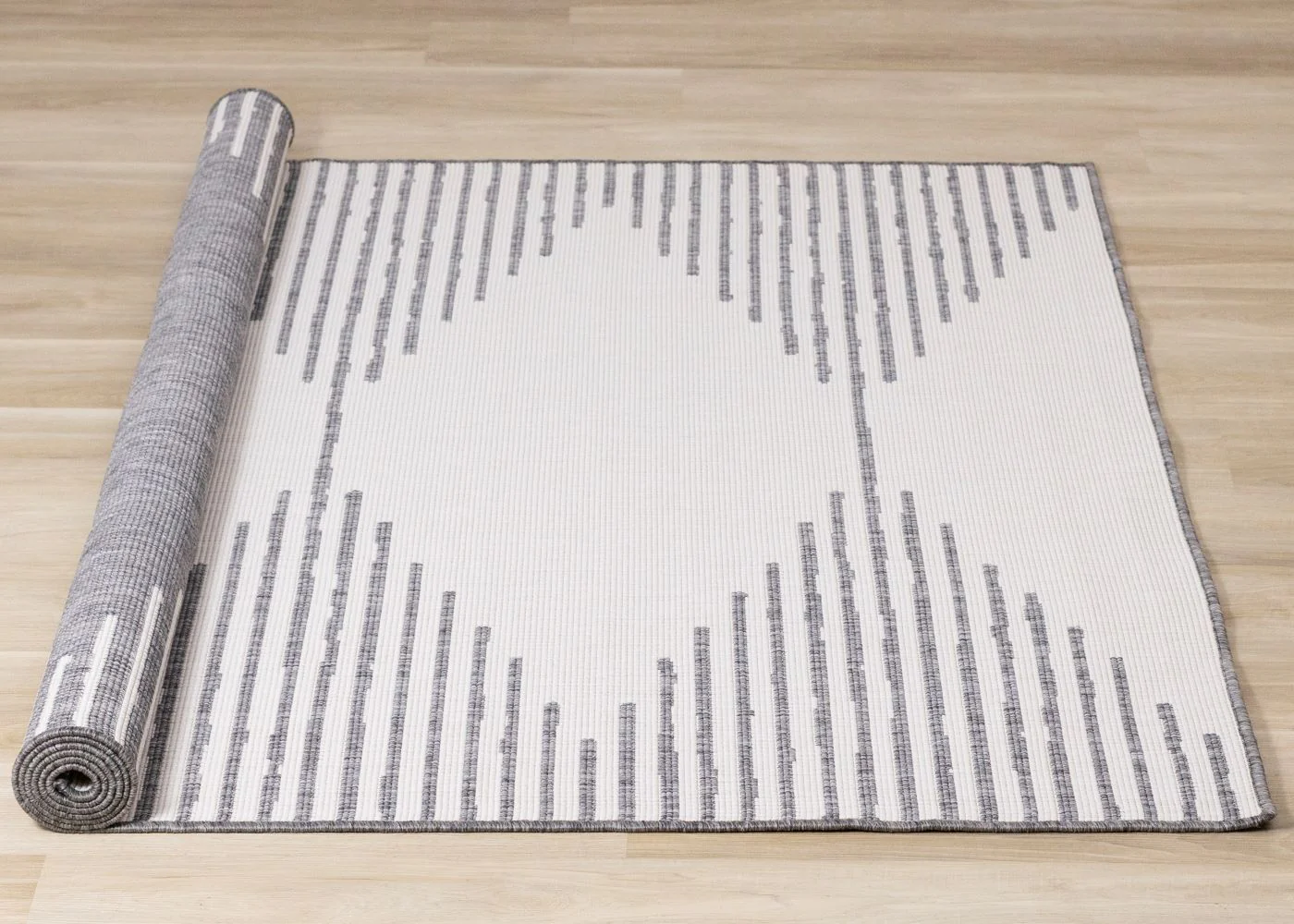 Summer Breeze 5'3" x 7'7" Outdoor Reversible Rug Triangles - Grey, Cream - Image 5