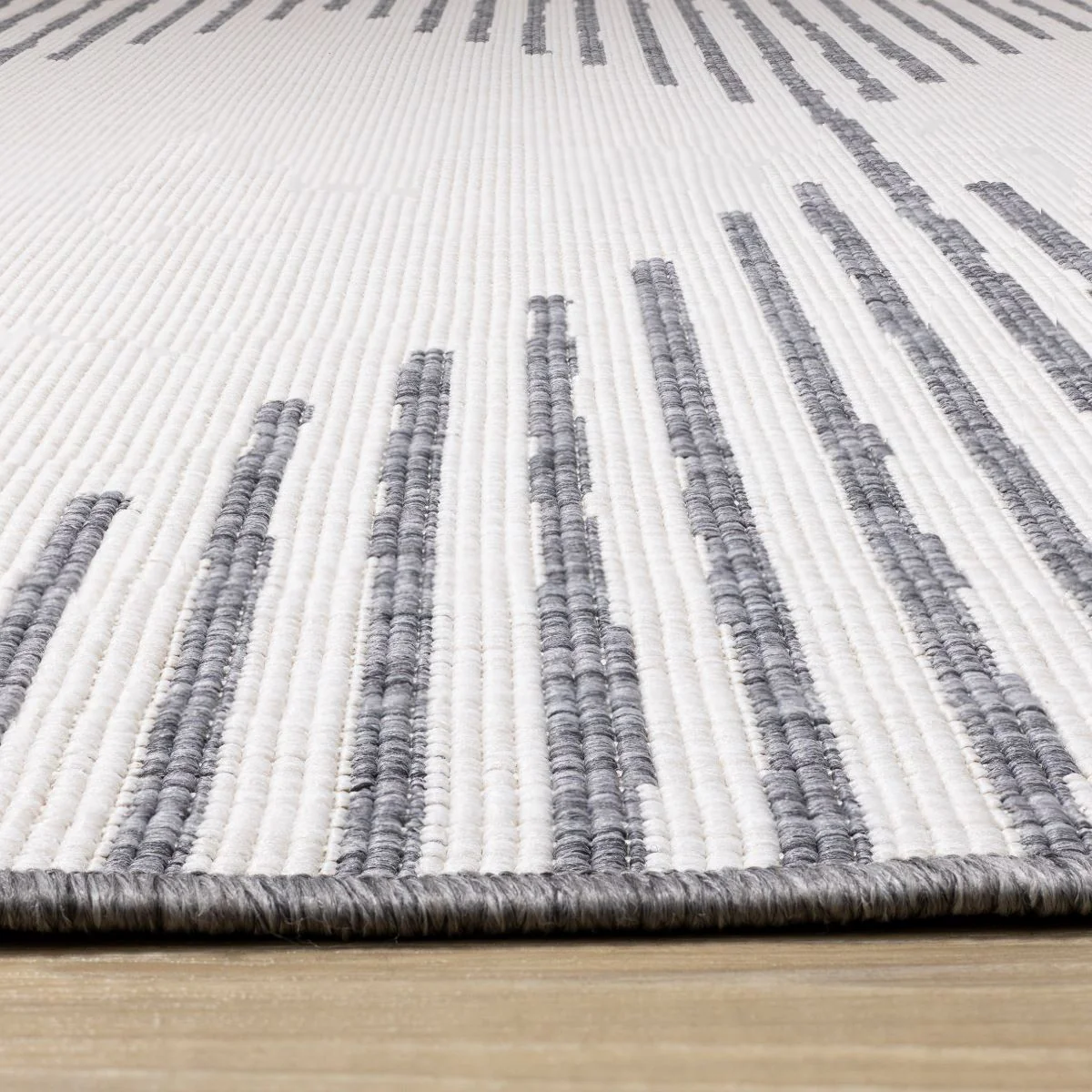 Summer Breeze 5'3" x 7'7" Outdoor Reversible Rug Triangles - Grey, Cream - Image 6