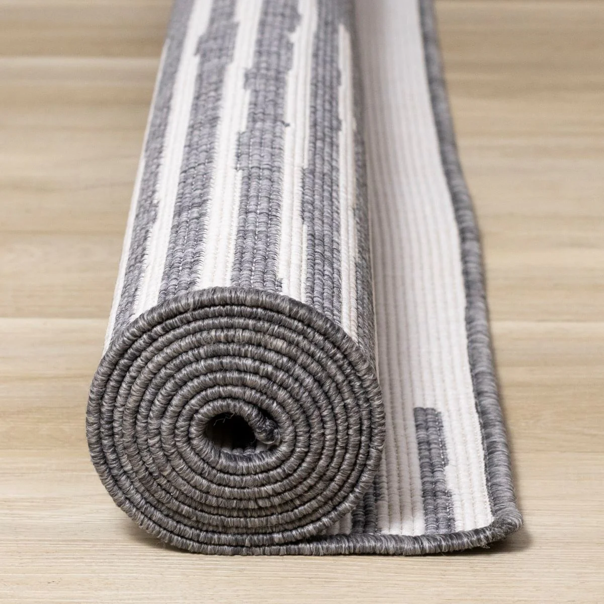Summer Breeze 5'3" x 7'7" Outdoor Reversible Rug Triangles - Grey, Cream - Image 8