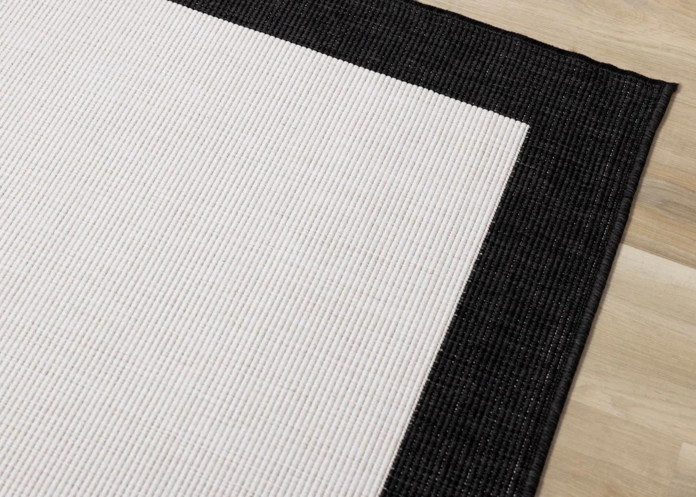 Summer Breeze 5'3" x 7'7" Reversible Outdoor Rug - Cream, Black Border - Image 3