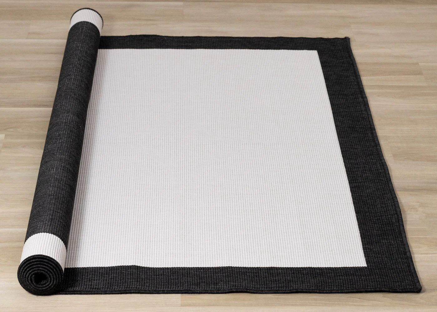 Summer Breeze 5'3" x 7'7" Reversible Outdoor Rug - Cream, Black Border - Image 5