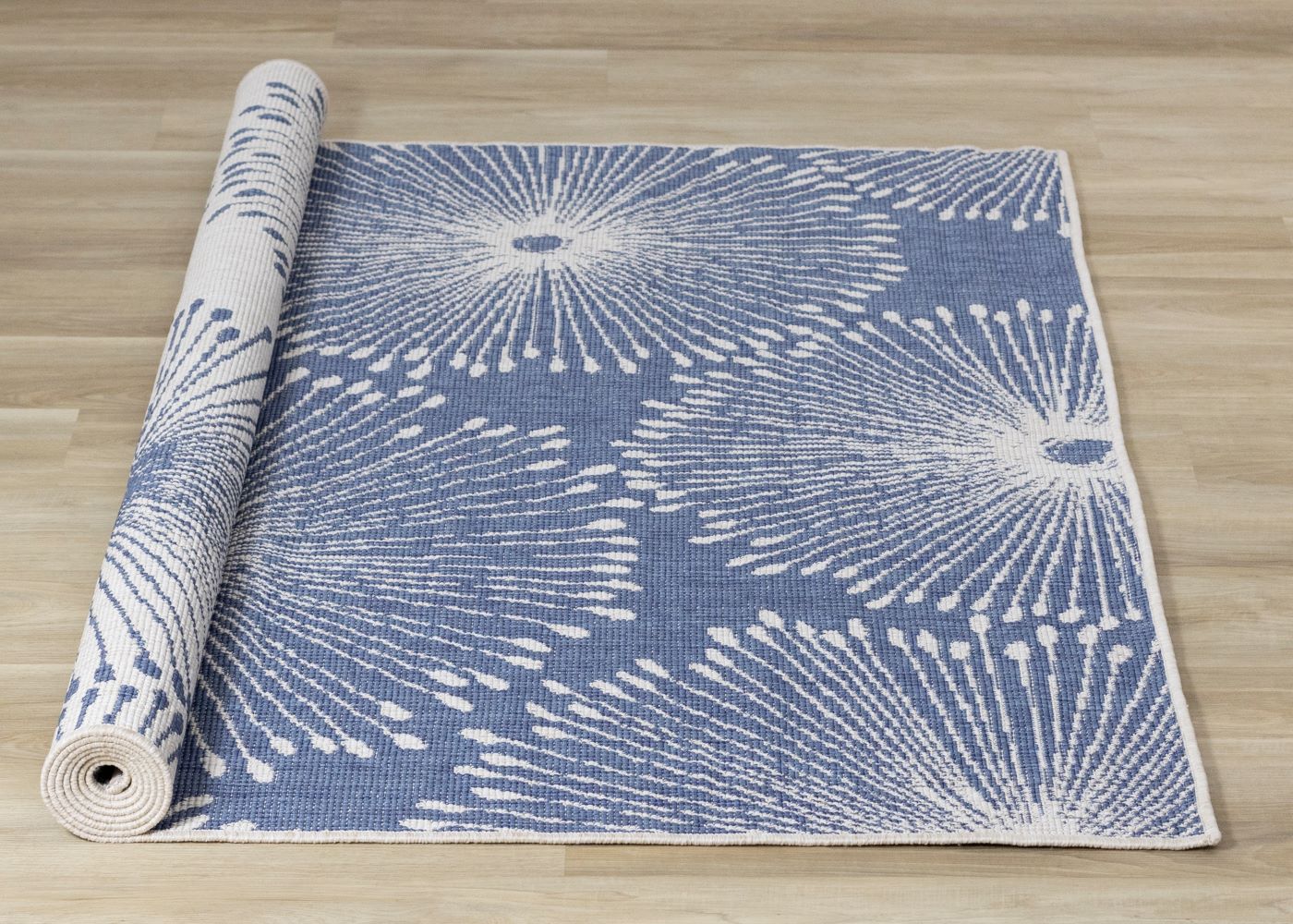 Summer Breeze 6'7" x 9'6" Outdoor Reversible Dandelion Wish Rug - Blue, White - Image 6