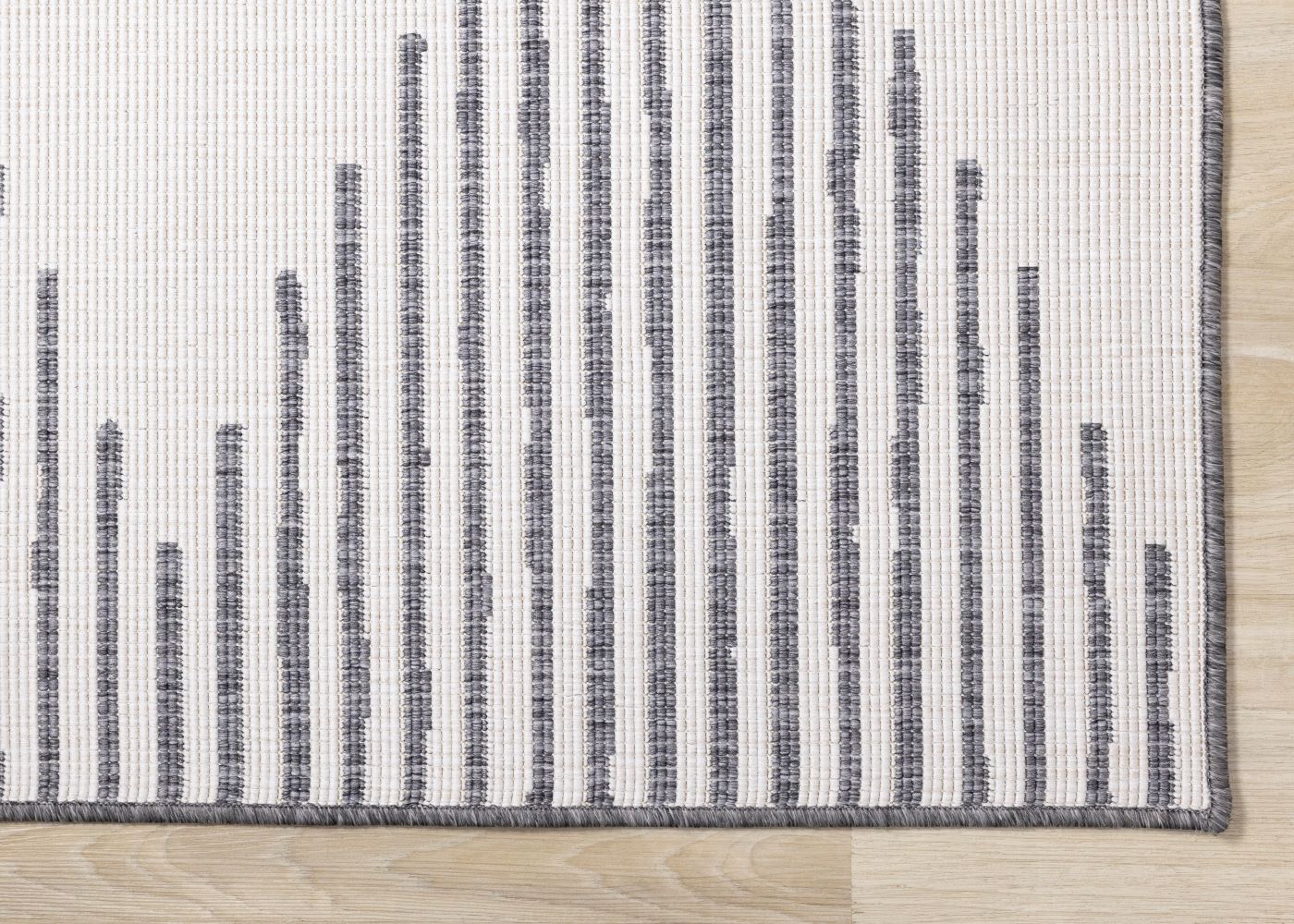 Summer Breeze 6'7" x 9'6" Outdoor Reversible Rug Triangles - Grey, Cream - Image 3