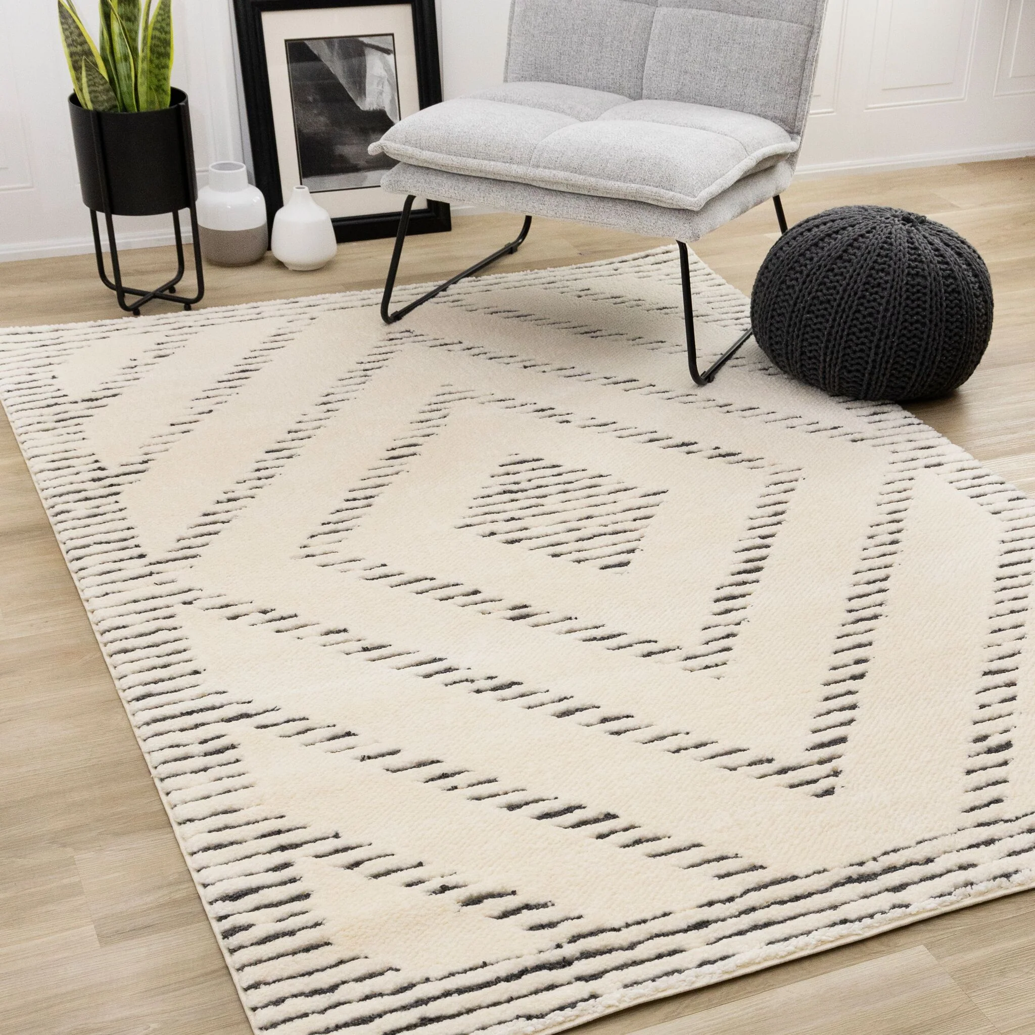 Talia 5'3" x 7'7" Striped Diamond Design Area Rug - Cream, Black - Image 3