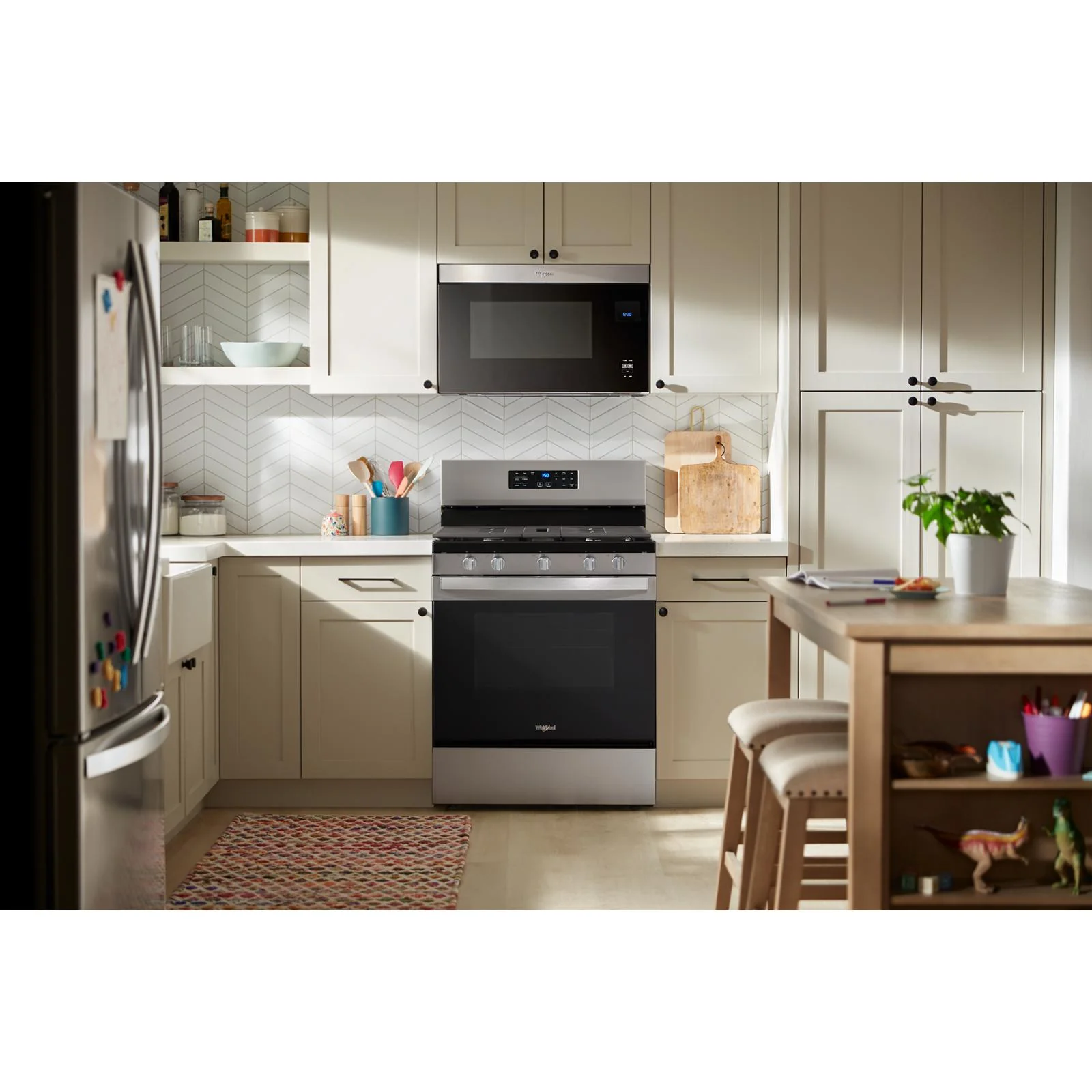 Whirlpool Black Freestanding Gas Single Oven Convection Range (5.0 Cu. Ft.) - WFGS4530SB - Image 3